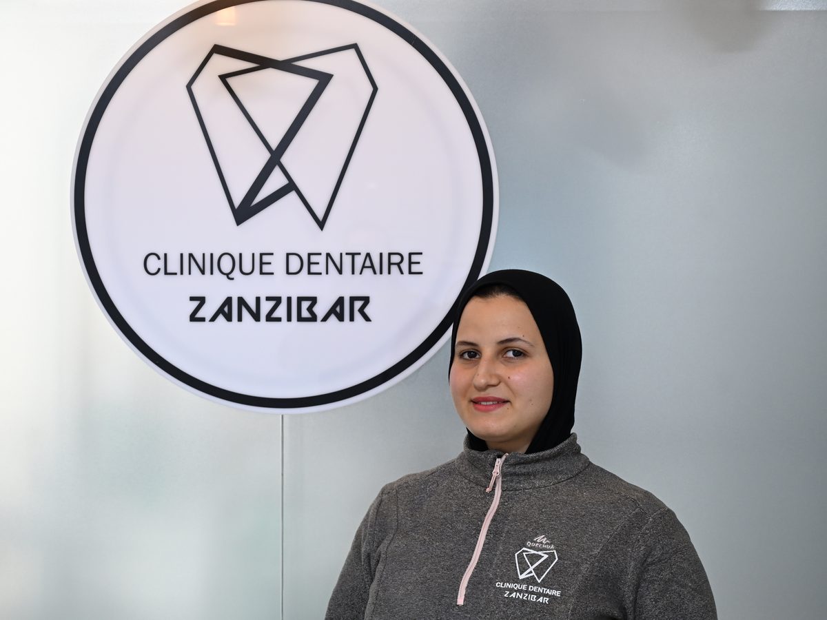 Membre du staff de la Clinique Dentaire Zanzibar à l’accueil