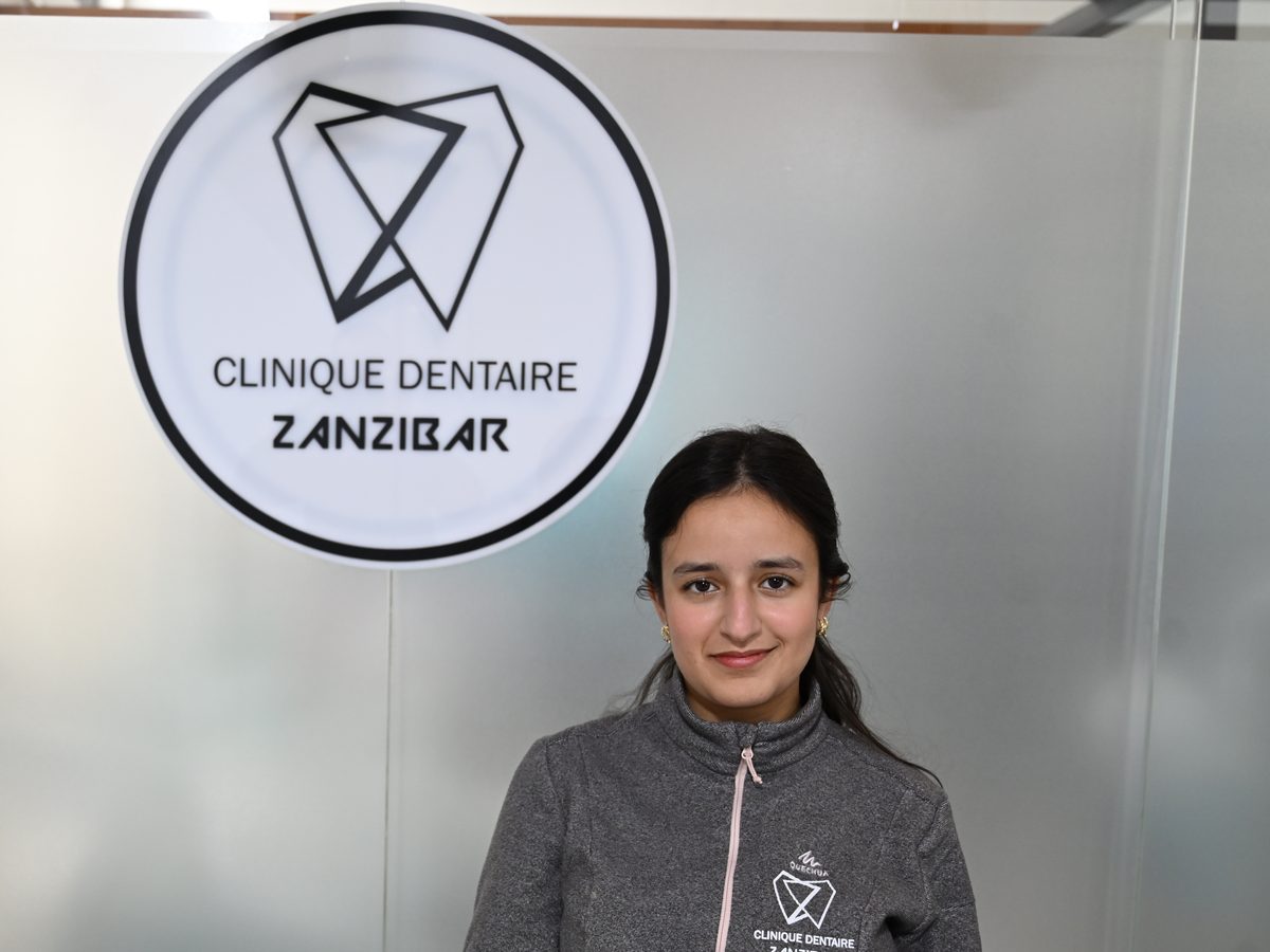 Membre du staff de la Clinique Dentaire Zanzibar à l’accueil