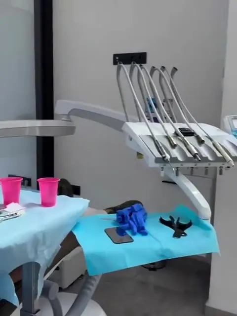 غرفة العمليات في مصحة زنجبار لطب الأسنان بفاس، حيث يُجرى قلع أضراس العقل