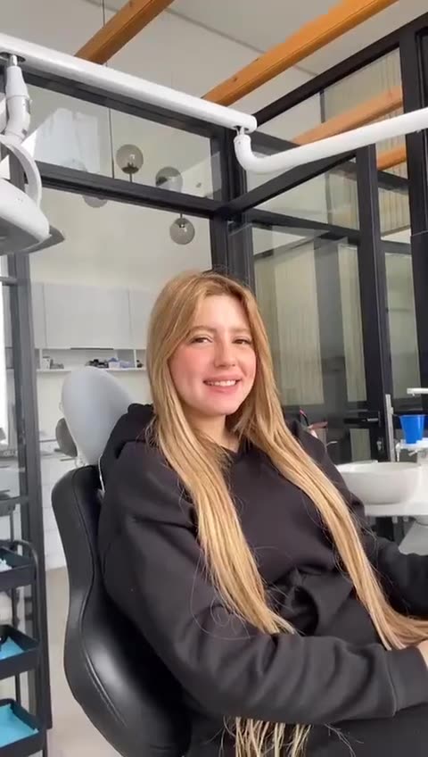 Patiente installée au fauteuil de soins de la Clinique Dentaire Zanzibar à Fès