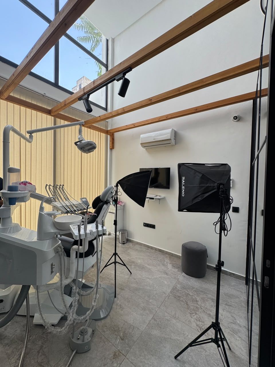 Salle de soins baignée de lumière