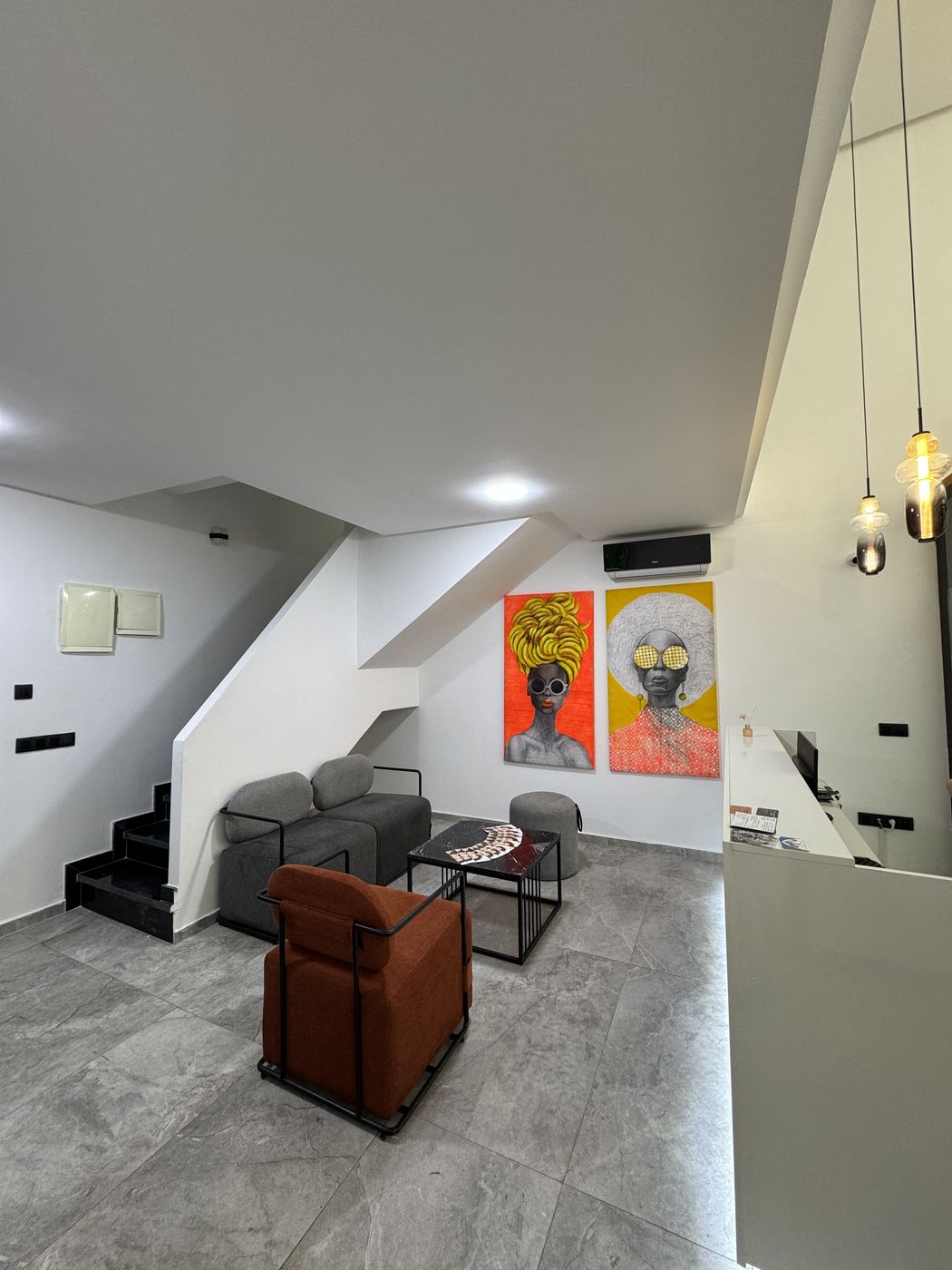 Salon d’attente de la clinique et ses œuvres d’art