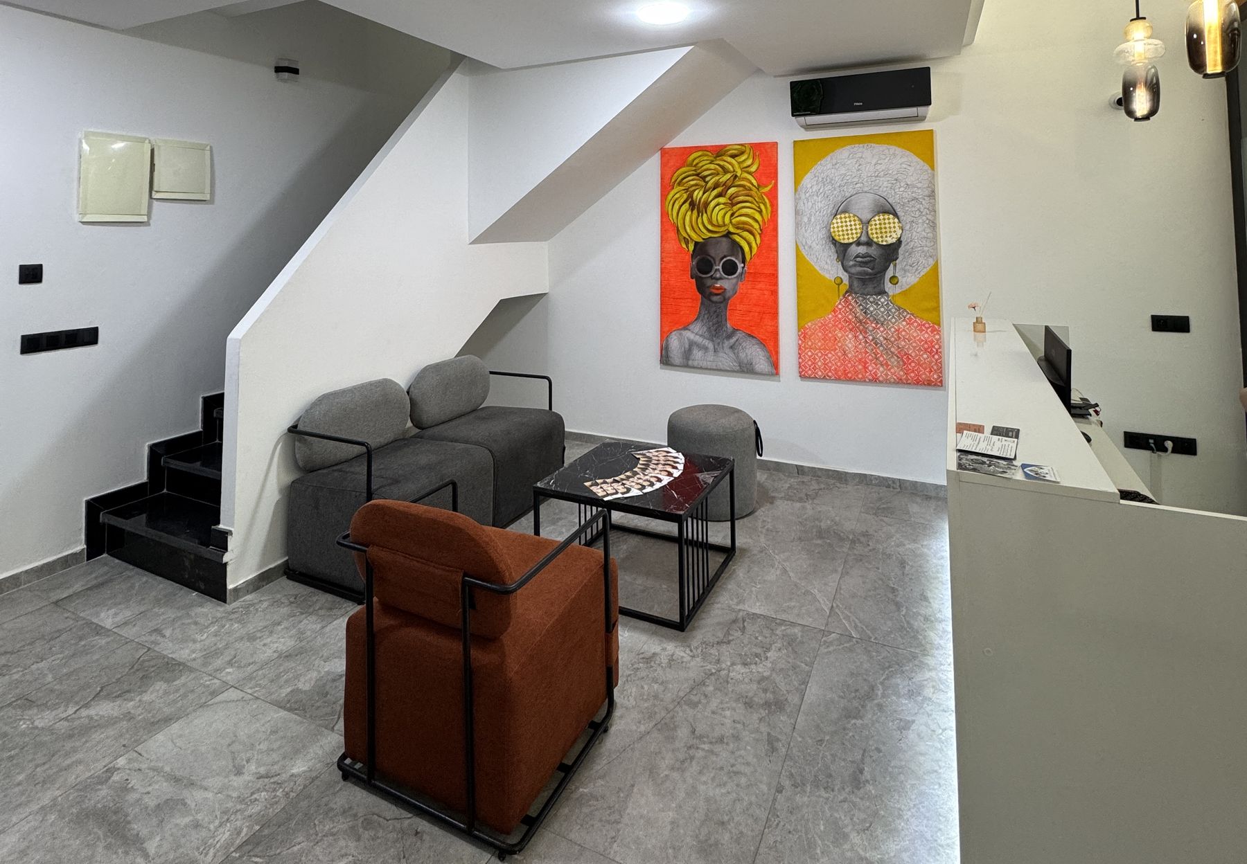 Salon d’attente de la clinique avec ses œuvres d’art